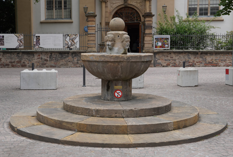 Brunnen Geschirrplätzel