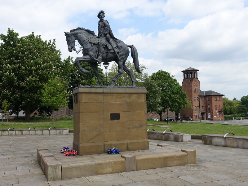 Bonnie Prince Charlie Statue und Silk Mill