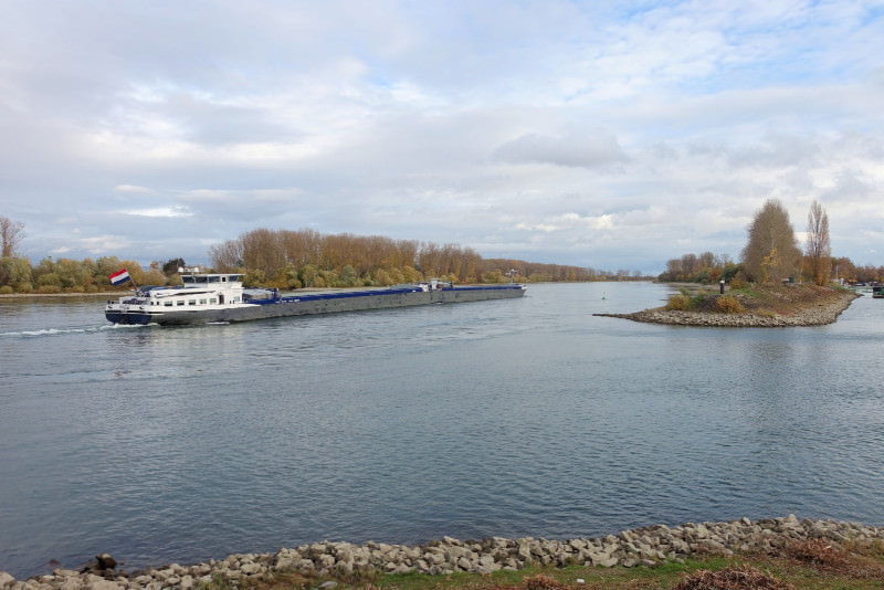 Güterschiff bei Speyer