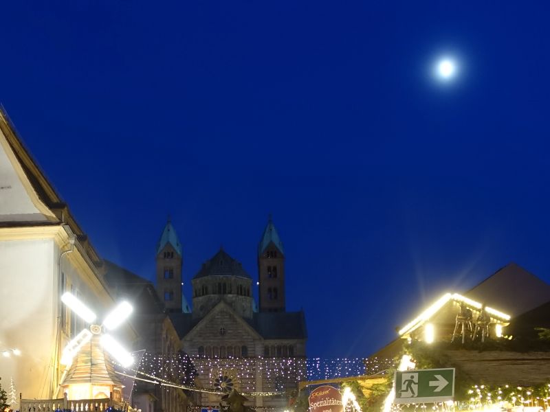 Dom mit Mond