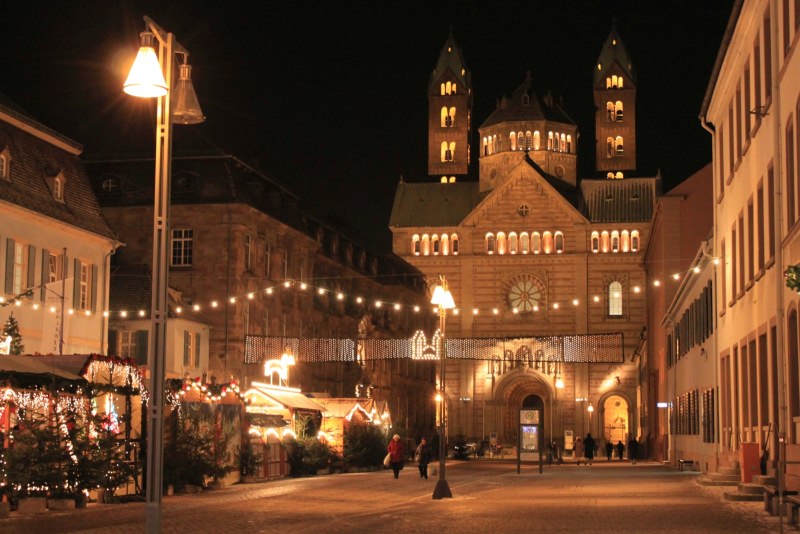 Dom mit Weihnachtsbeleuchtung