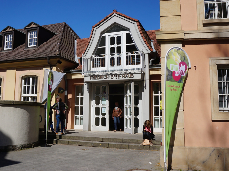 Friedrich-Spee-Haus während der Messe Wein am Dom